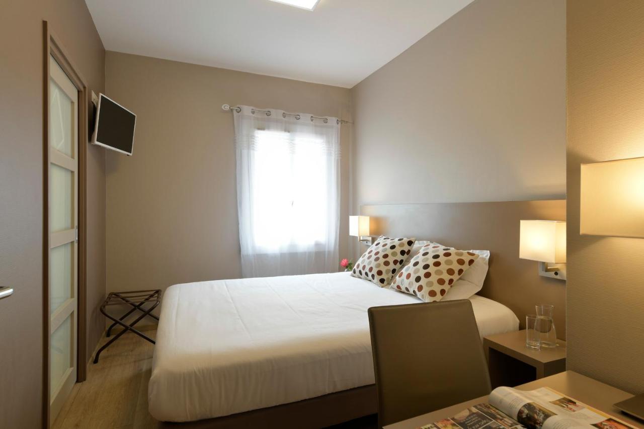 Logis Hotel & Restaurant Le Pardaillan Gondrin Екстер'єр фото